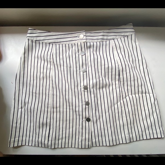 NWOT large Carly Jean Los Angeles skirt - Picture 2 of 2